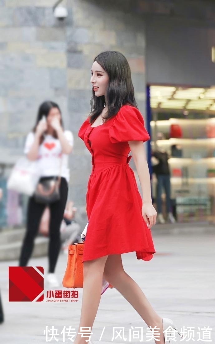 美女■街拍 穿紧身长裤的美女们, 拥有让人惊叹的好身材, 太撩人!