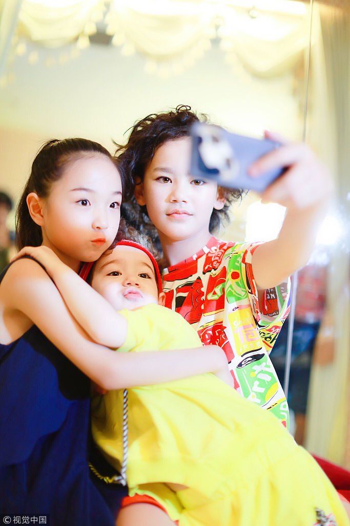 《放开我北鼻》周嘉成仰头一笑“萌力”四射  穿黄色套装梳小卷毛