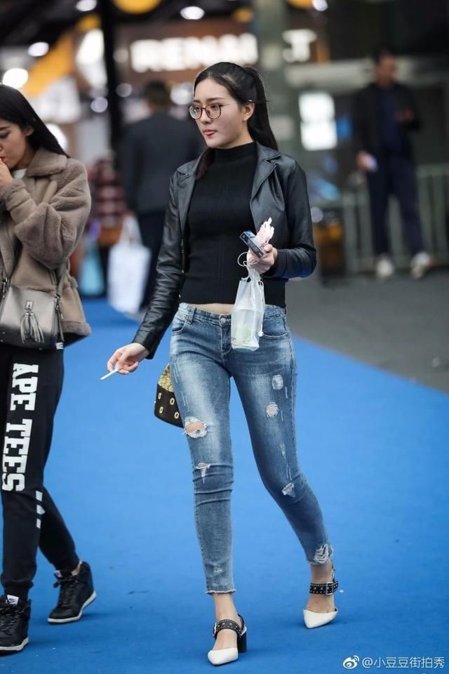 路人街拍，性感的小姐姐，吸烟有害健康哦