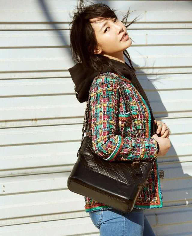 白百何久违亮相，大衣+喇叭裤气场十足，网友:手上的戒指亮了!