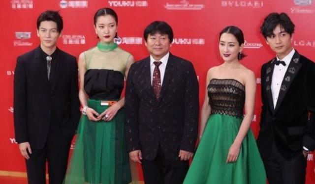 马苏和杜鹃亮相某活动，同台撞衫像姐妹花，网友：没有对比就没有