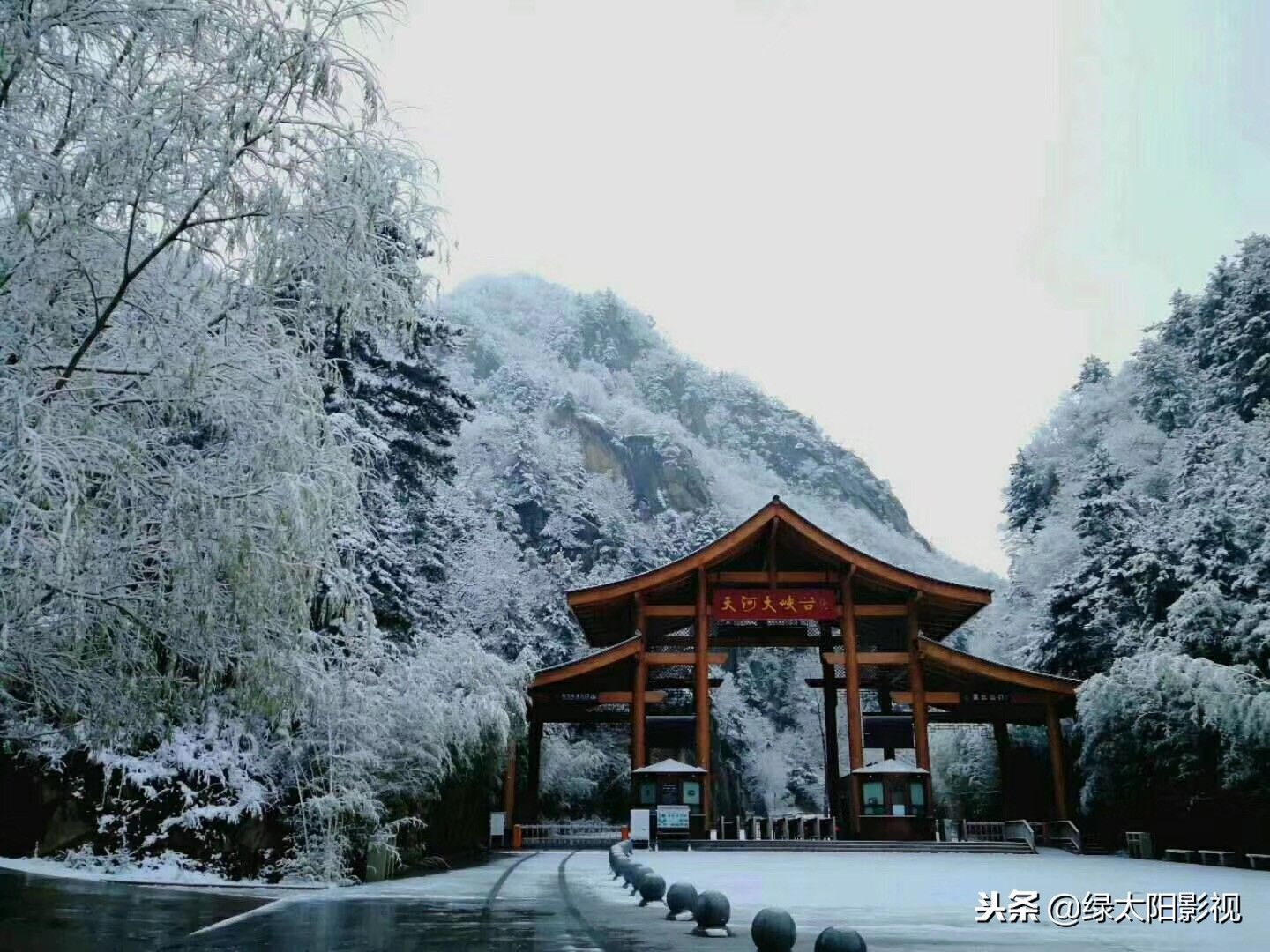 白雪皑皑的天河大峡谷