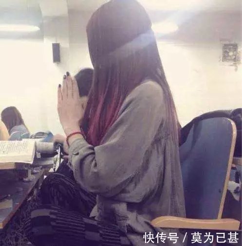 街拍：小巷子里两旗袍少女，清纯不失气质，网友：真想领一个回家