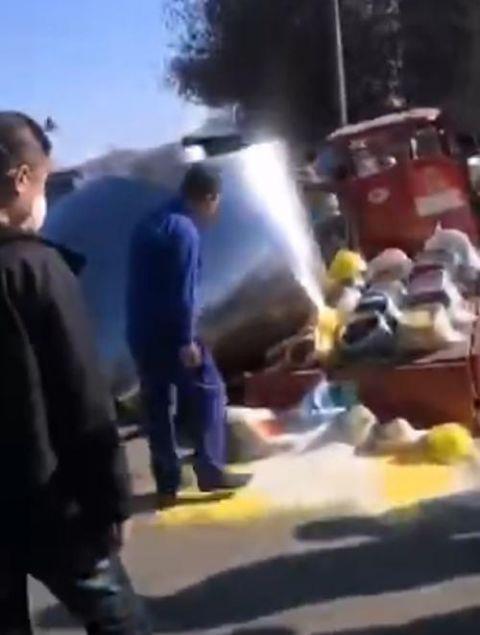  【钢卷】本溪兴安大货车钢卷掉落砸瘪半个出租车，目击者称的哥躲过一劫