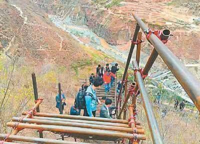 世界“最难到达”的村庄，在悬崖峭壁上，网友：这简直比登天还难