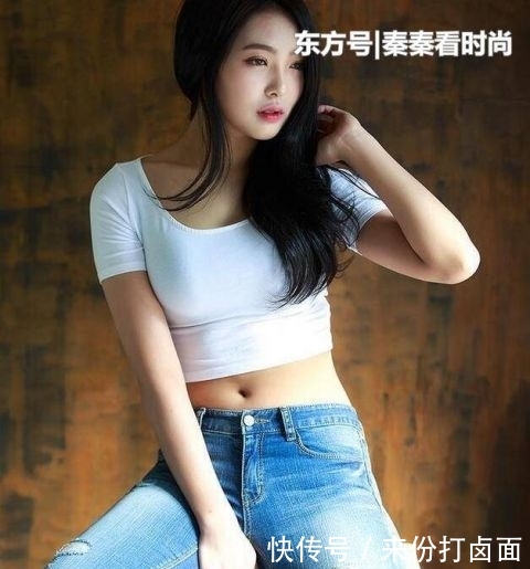  个性@时尚达人：个性独特的紧身牛仔裤小姐姐，充满自信的魅力！
