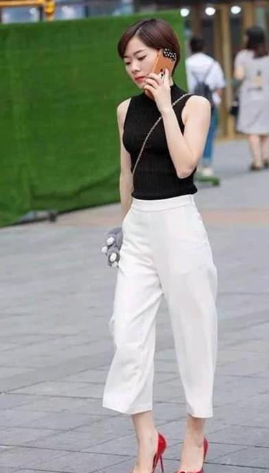 \＂i8\＂: \＂http://p3.qhimg.com/t01600b4d16b7ddbc0a.jpg?size=690x973\＂}＂街拍美女身姿曼妙的小姐姐，巧搭吊带裙，时尚又魅力