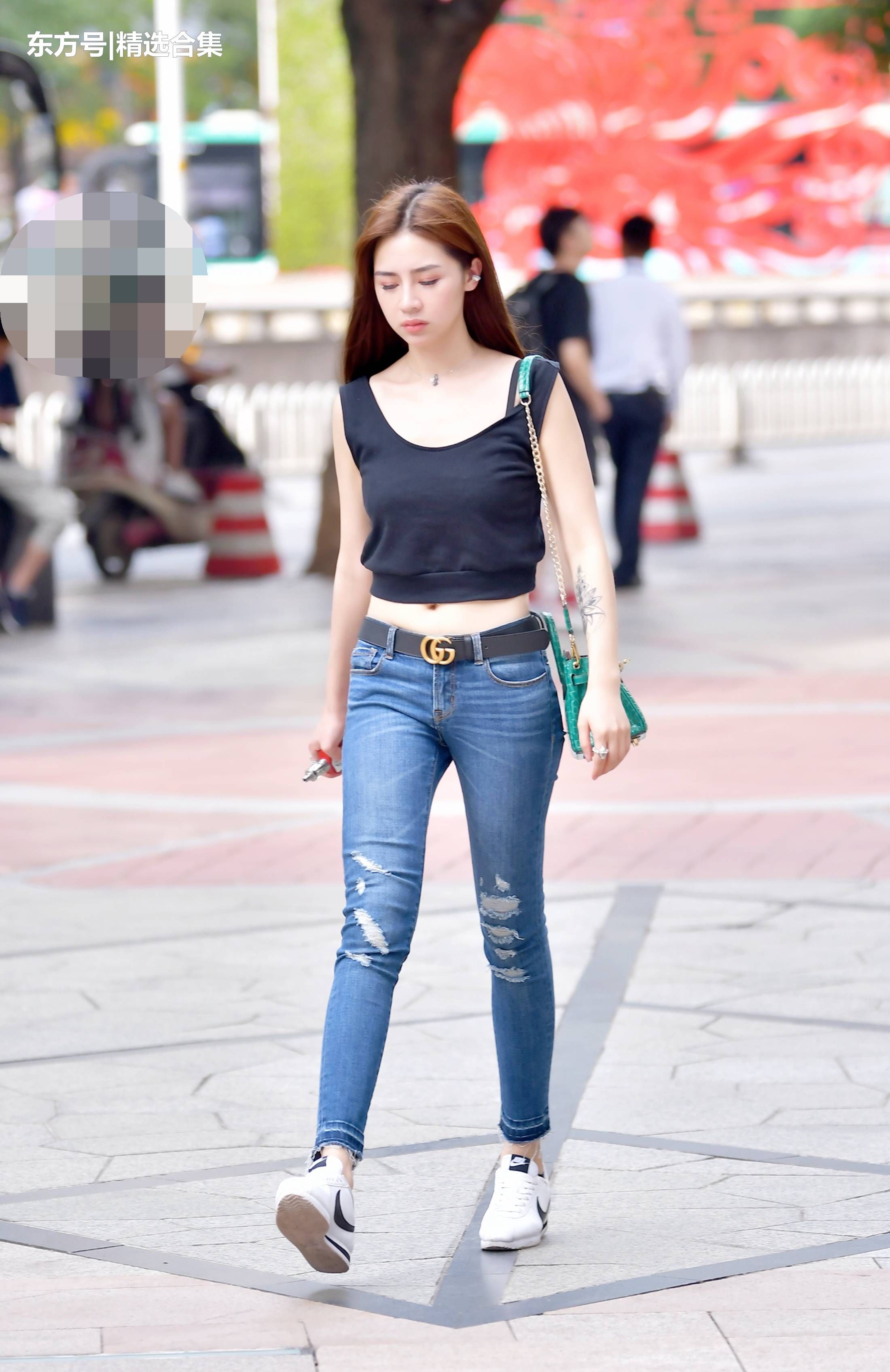街拍：牛仔裤和小白鞋的完美搭配，小姐姐颜值身高都很不错哦