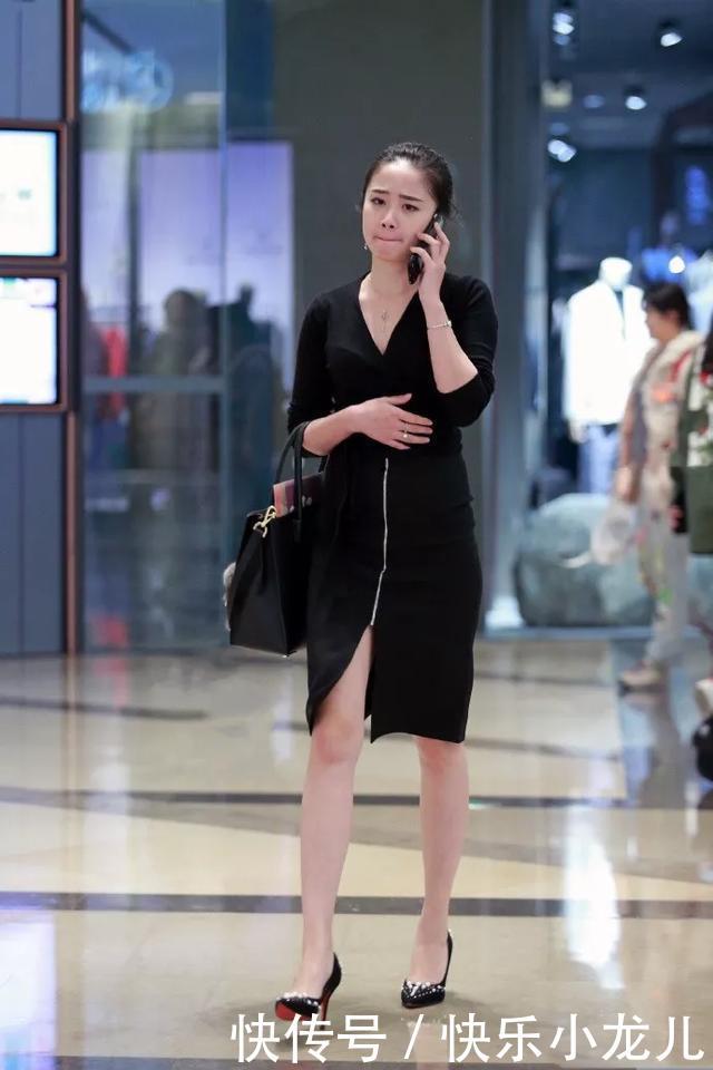 「下半身搭配」美女穿着一双尖头的高跟鞋,小小的防水台让她充满着气质与韵味