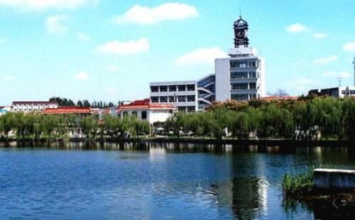  「纠结」中国“最纠结人”的火车站，播音员念一次笑一次，保证