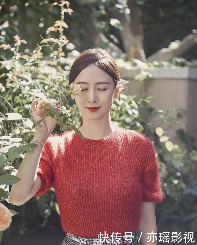 「看起来更」翁虹又凹性感!穿紧身白色蕾丝长裙高贵优雅,镂空领口让人看服了