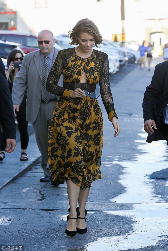 劳伦科汉穿露胸长裙优雅走“猫步” 对镜浅笑获胖保镖护驾气场足