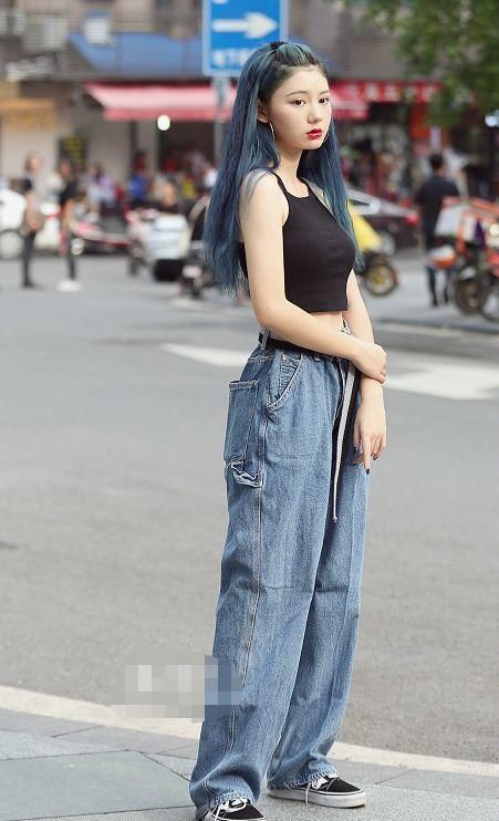 街拍:美女时尚穿搭，性感的摆拍，简直惊艳到整条街!