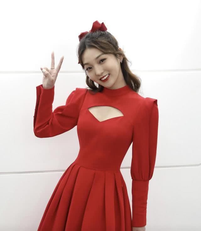 #露脐装#101的强东玥瘦成那样了短装露脐装呈现A4腰,柔美讨人喜欢有魅力