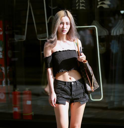 小姐姐身材精致有曲线，小蛮腰，肌肉很紧致，很有运动美感！