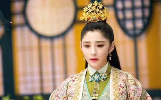 盆栽■女星头顶像盆栽植物的发饰，关晓彤、张馨予被造型设计坑，郑爽让人心痛！