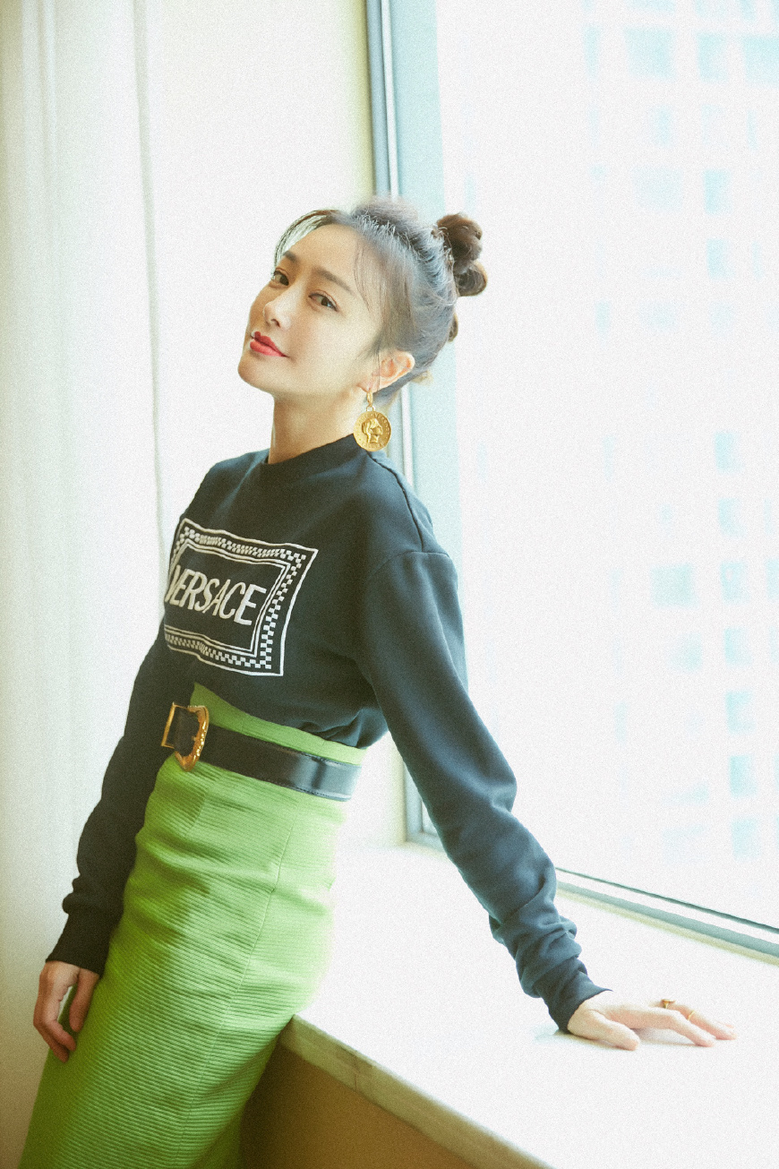 37岁秦岚太惊艳了！一袭黑色长裙配红唇，网友：性感与气场兼得