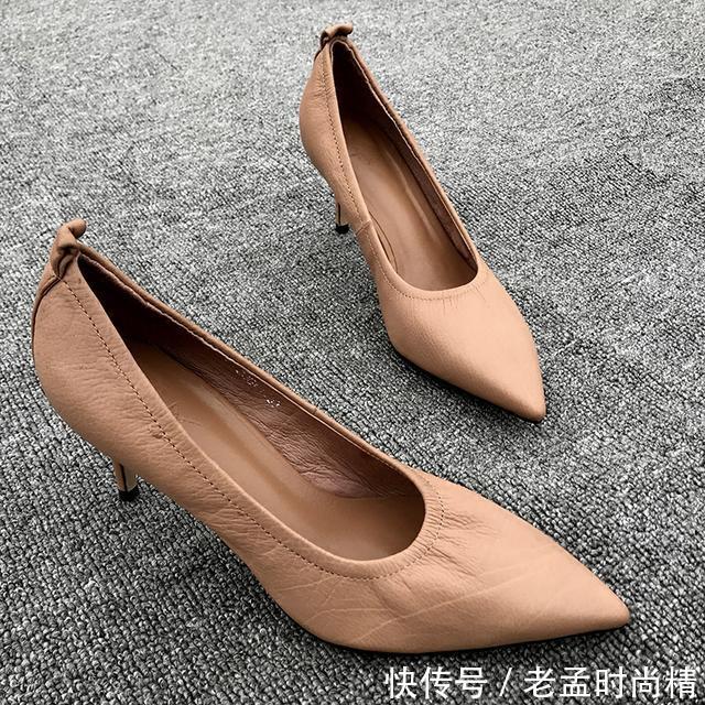  尖头：优雅又好穿，今夏霸屏的猫跟鞋你不来一双吗?