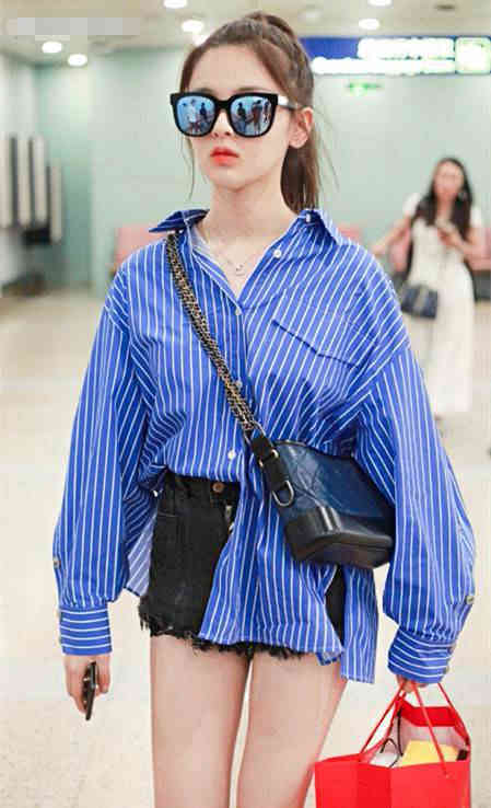 杨超越玩儿“下半身消失”,还坐下来,网友:她有穿安全裤