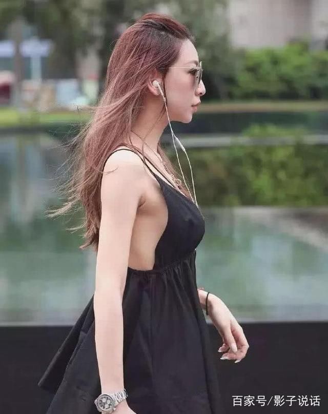 气质小姐姐黑色超短裙暴露迷人大白腿，身材苗条上身丰满