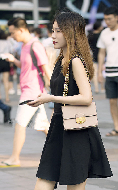 成都街拍:韩范气质穿搭,磨破毛须牛仔短裤搭配黑红条纹挂脖吊带