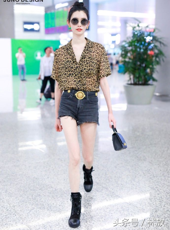 奚梦瑶穿豹纹参加维密面试,一不小心被李圣经欧尼同款穿搭秒成渣