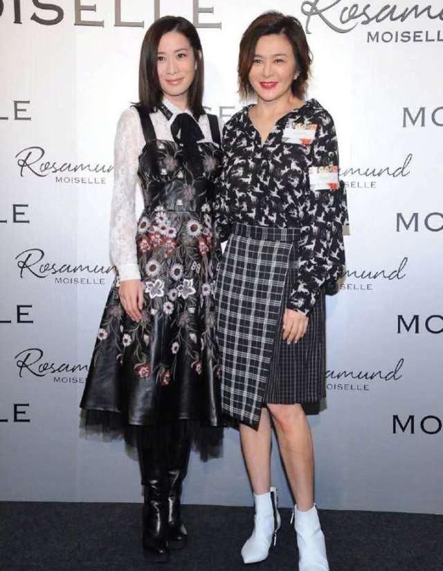 43岁佘诗曼和56岁关之琳同框，才发现装嫩真不如优雅老去