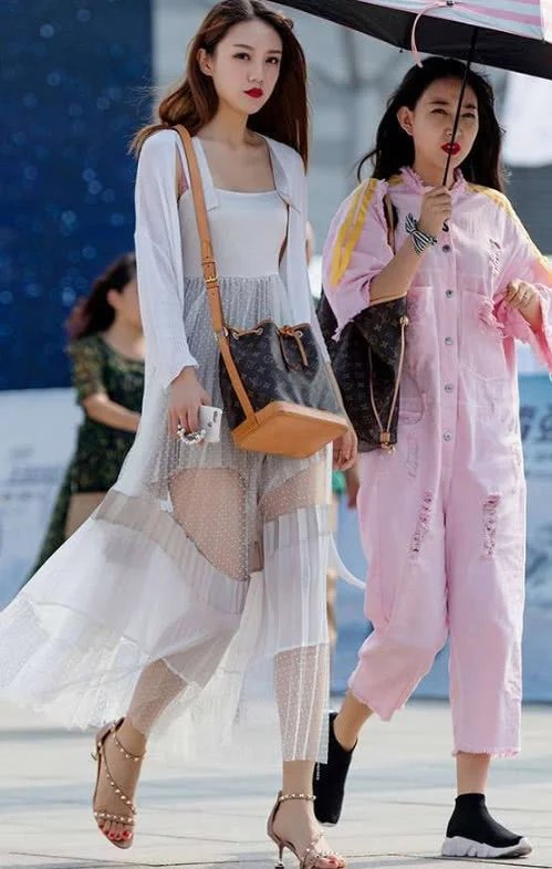 街拍：白皙身姿曼妙的小姐姐，穿着性感让人心动不已！