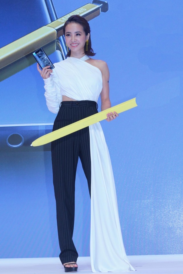 蔡依林踩恨天高,手拿“金箍棒”,身上一块布,网友:踩掉太尴尬