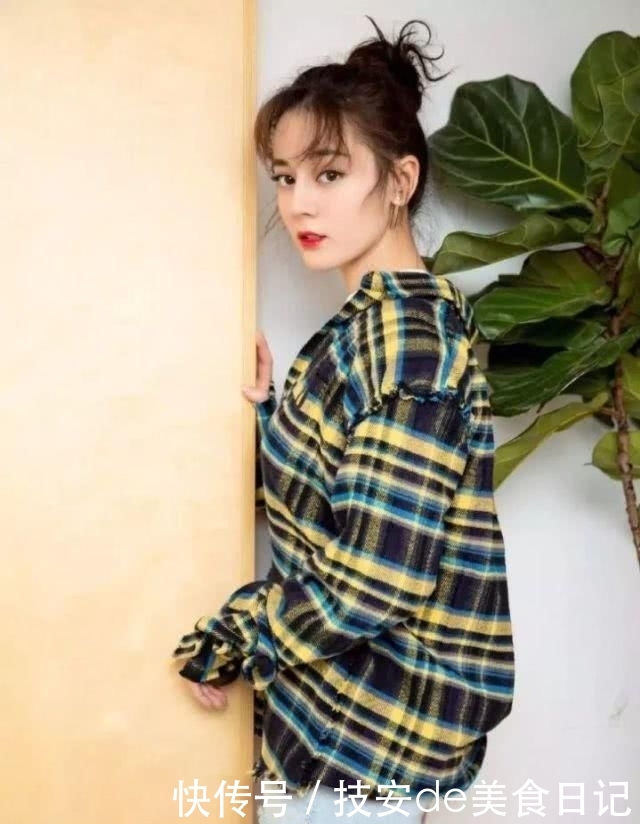 『高丸子』这个时候丸子头成了女孩们的首选 轻松搞定的慵懒发型