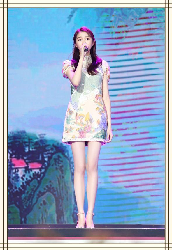 关晓彤真拼！这么的长腿还穿如此短的热裤，网友：难怪一直用包挡