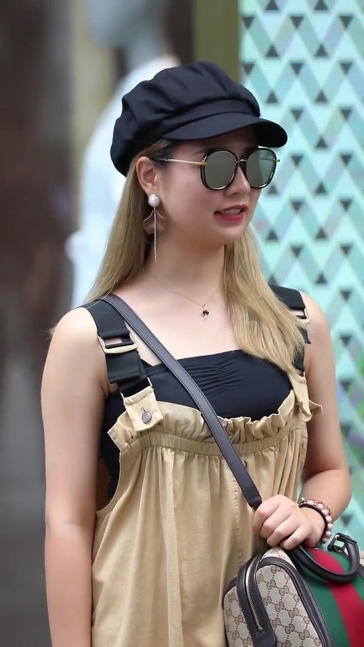 街拍:时尚女强人走路动作真迷人，修身超短裙更是魅力四射!