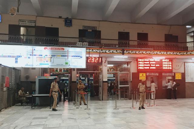  「内部」中国女孩在印度乘坐火车，实拍火车内部，来看看是什么