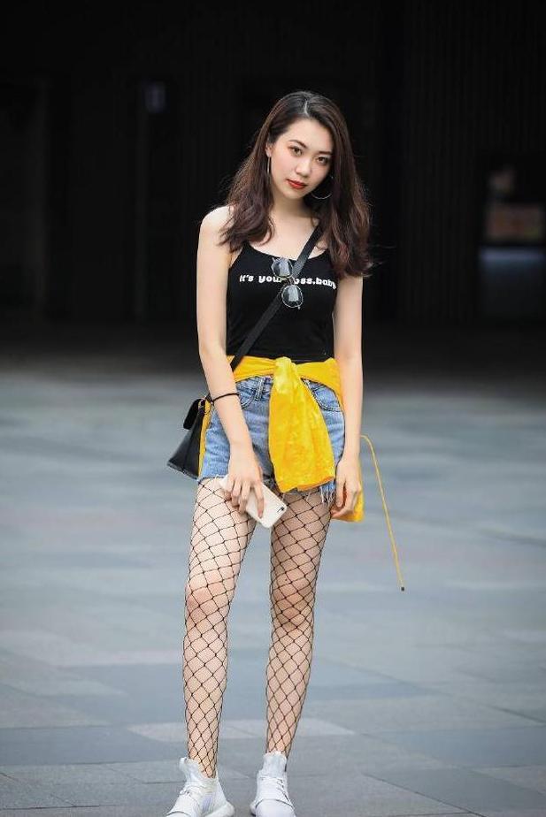 美女将渔网丝袜都穿到肚脐上方了，要是翻到吊带衣外面就更美了！