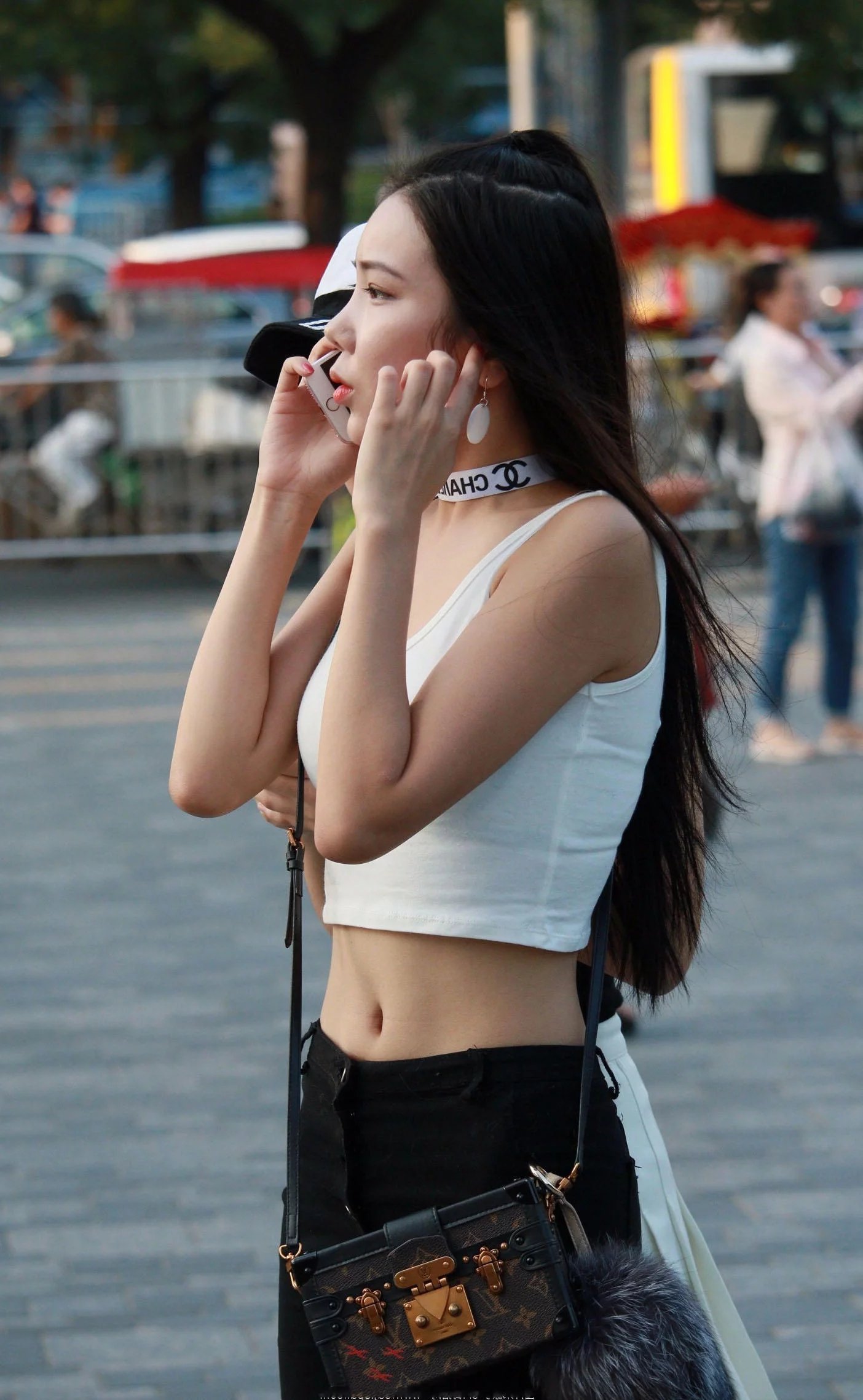 步行街上面的清纯小姐姐，小巧背心裹出傲人上围，牛仔穿搭尽显优