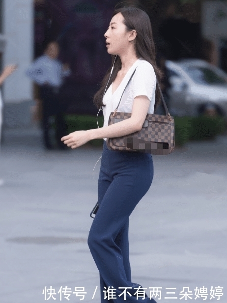  [独特的女人]少妇三十多岁了，喇叭裤那么穿，真怕“磨破”裤腿