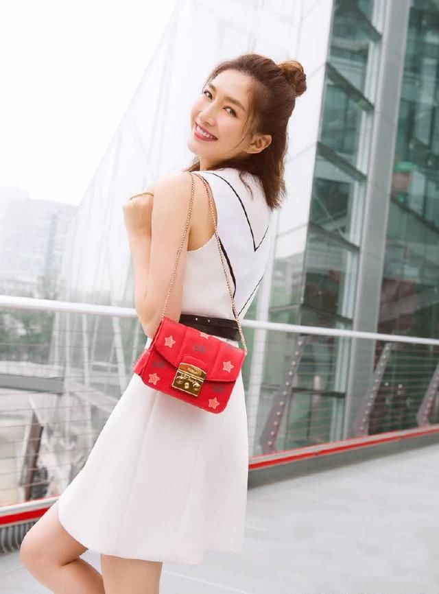 江疏影真疯狂！这么窄的金环靴也能塞进去，腿再粗一点都穿不下！