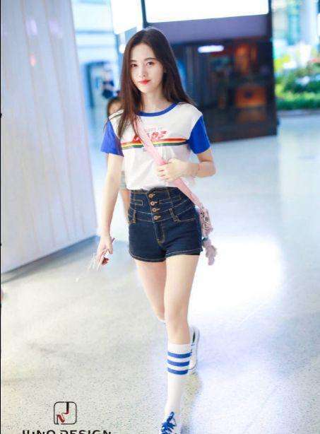 鞠婧祎短裤穿这么高, 勒得安全裤都挤出来了, 网友: 不尴尬吗?