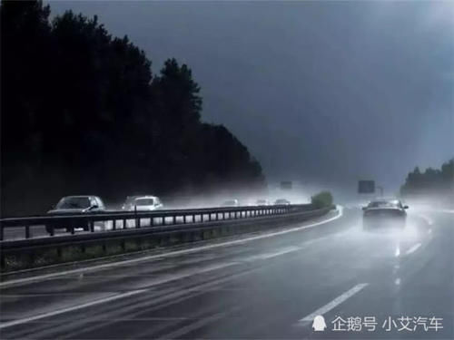  「老司机」高速行驶遇暴雨，立马打开双闪？老司机：你是低智商