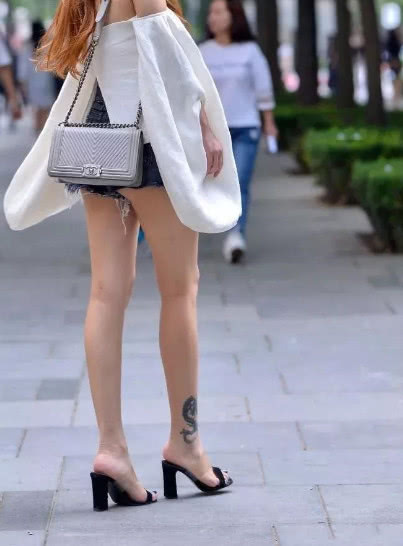 知性小姐姐一字漏肩装大秀好身材，网友：回眸那一下我觉得我恋爱