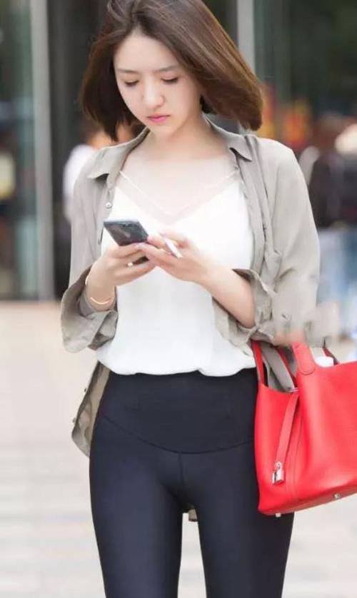 黑色紧身裤的魅力让青春辣妹无法抵挡，长相清纯一根烟毁了她外表