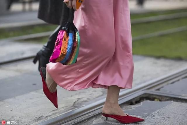 时髦办｜我的大长腿，是尖头深V穆勒鞋宠出来的！