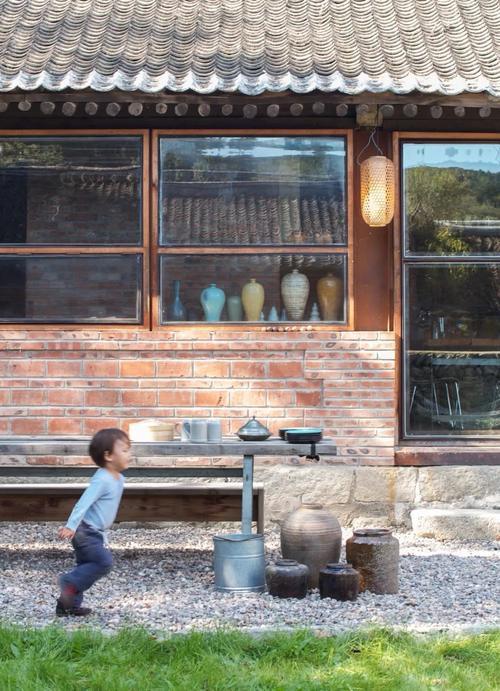 空置25年的农舍里 这个歪果仁怎么从预算不够到过上理想生活