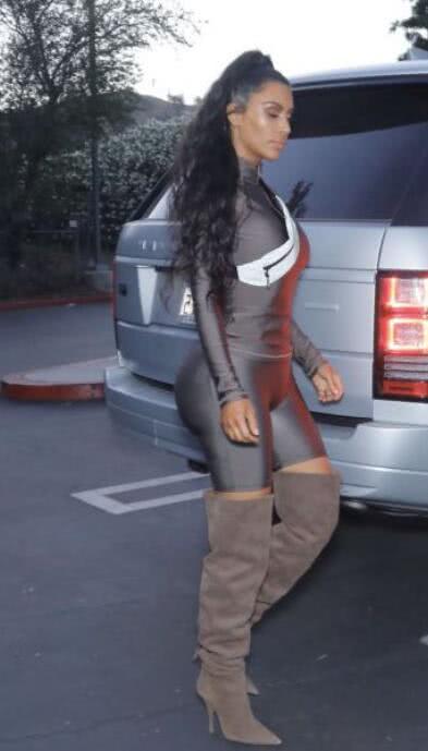 外国小姐姐穿紧身衣裹出凹凸有致身材曲线，十分火辣