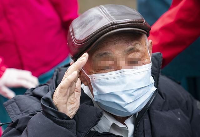  [医护人员]武汉91岁老兵出院 含泪向北京医疗队队员致军礼