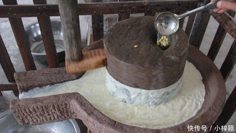  「石磨」农村兴起怪生意，有人专门收农具，一个石磨给100元，到