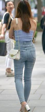 牛仔裤任意百搭怎么搭配都好看，能穿出每个人不同的时尚元素