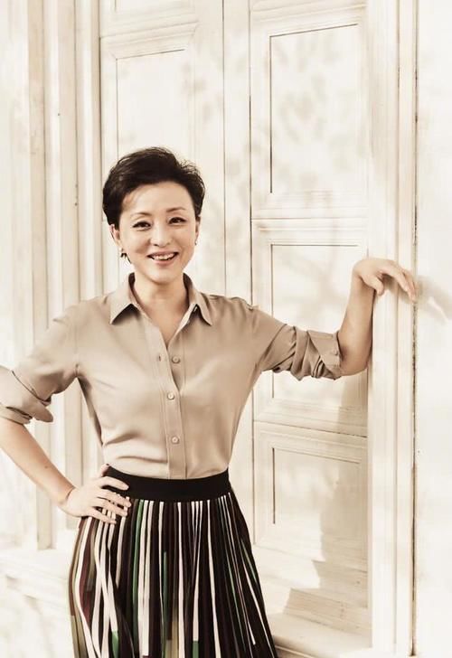  【女人】名嘴杨澜穿西装亮相，实力证明女人也能穿西服，越老越有气质