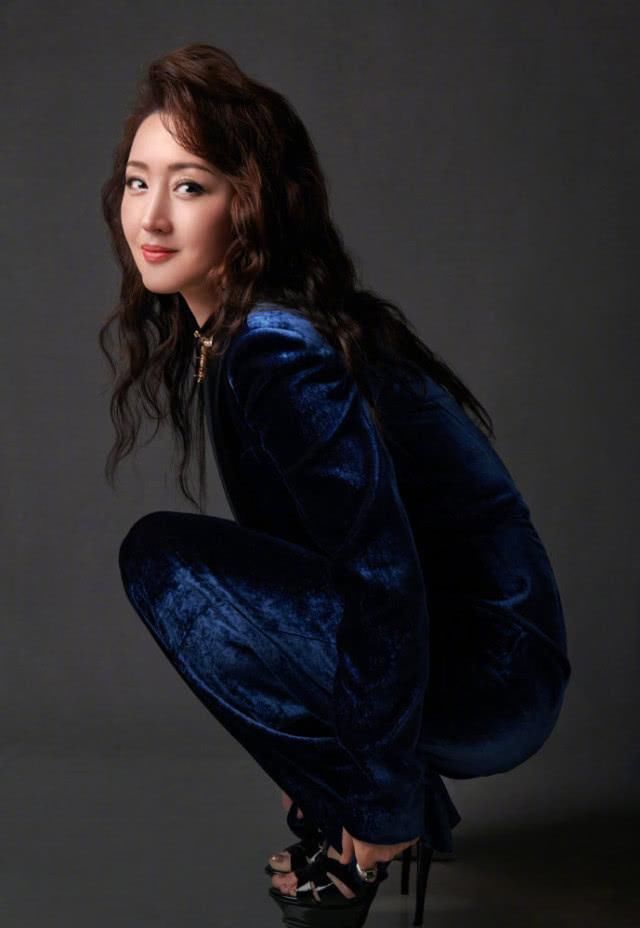 [ 杨钰莹]驴蹄凉鞋配长袜这时尚真难懂，多亏裙子救场，杨钰莹也有失手时候