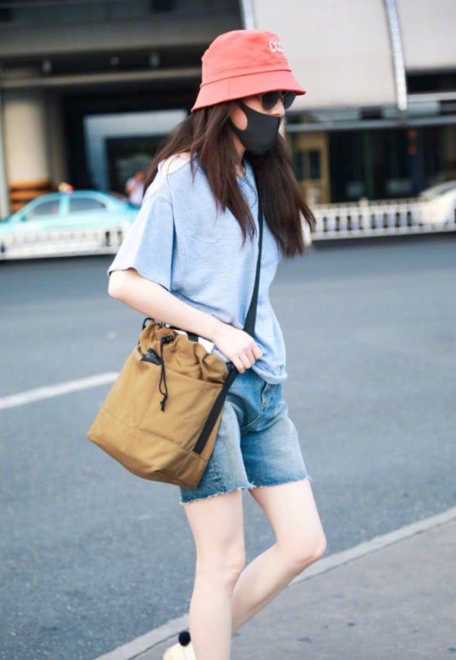 倪妮简约look很吸睛,这裤子是自己剪的?参差不齐却很时尚!